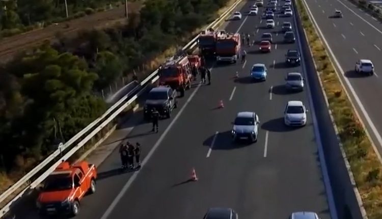 Φωτιά-στους-Αγίους-Θεοδώρους:-Αποκαταστάθηκε-η-κυκλοφορία-στον-Προαστιακό-–-Καθυστερήσεις-στα-δρομολόγια