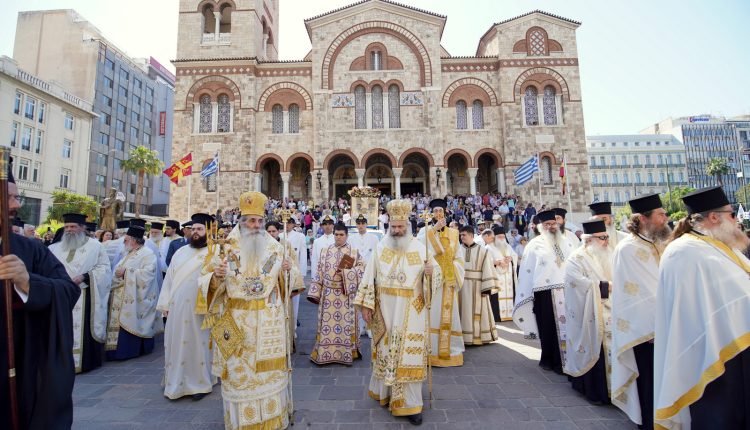 Η-λαμπρά-Ιερά-πανήγυρις-του-Καθεδρικού-Ιερού-Ναού-Αγίας-Τριάδος-Πειραιώς