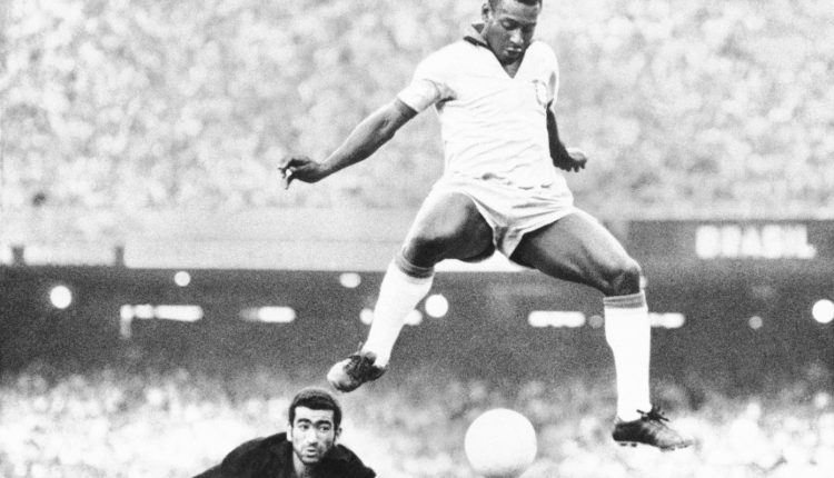 Πελέ:-Φανέλα-από-το-Μουντιάλ-1958-θα-ξεπεράσει-τα-6-εκατ.-δολάρια-σε-δημοπρασία-–-Στον-Μαραντόνα-ανήκει-το-ρεκόρ
