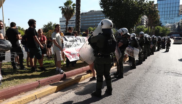 Κινητοποίηση-στον-Πειραιά:-Διαδηλωτές-προσπαθούν-να-αποτρέψουν-την-αποβίβαση-Ισραηλινών-τουριστών-από-κρουαζιερόπλοιο