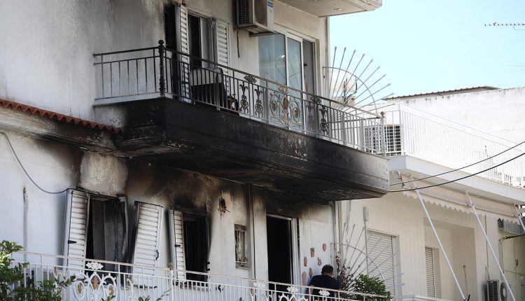 Απεγκλωβίστηκε-ο-άνδρας-από-το-φλεγόμενο-διαμέρισμα-του-Κορυδαλλού