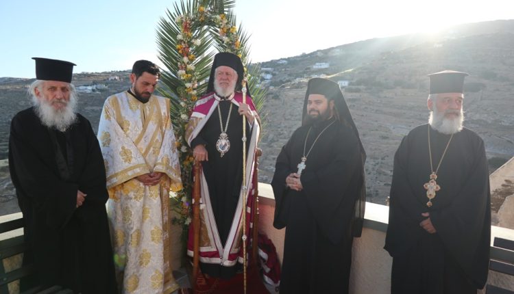 Αρχιερατικός-Εσπερινός-στο-Μοναστηριακό-Μετόχιο-της-Παναγίας-Τριάδος-στην-Άνω-Σύρο