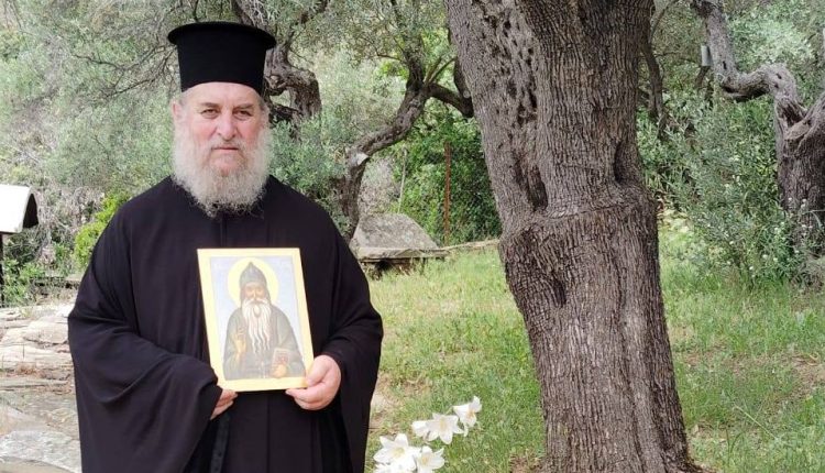 Ο-Μητροπολίτης-Ίμβρου-Κύριλλος-στον-τάφο-του-Οσίου-Τύχωνα-του-Αγιορείτη