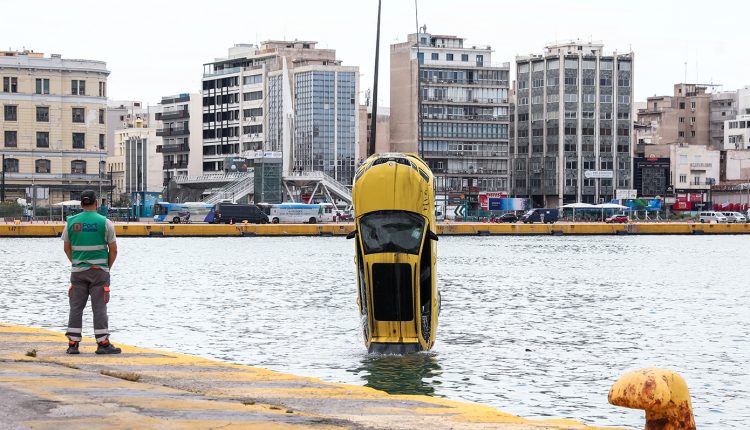 Τραγωδία-στο-λιμάνι-του-Πειραιά:-Ανασύρθηκε-νεκρός-ο-οδηγός-του-ταξί-που-έπεσε-στη-θάλασσα