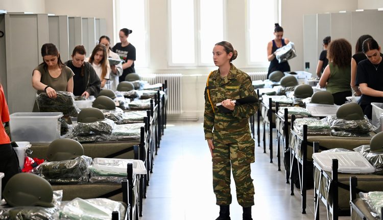 Η-νέα-εποχή-για-τις-Ένοπλες-Δυνάμεις-–-Οι-πρώτες-φωτογραφίες-από-την-ημέρα-των-νεοσύλλεκτων-γυναικών