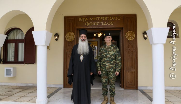 Ο-Αρχηγός-ΓΕΣ-στην-Ιερά-Μητρόπολη-Φθιώτιδος