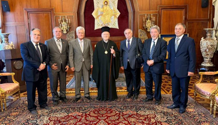 Στον-Οικουμενικό-Πατριάρχη-ο-Πρόεδρος-και-μέλη-του-ΔΣ.-της-Εστίας-Θεολόγων-Χάλκης-και-Φίλων-αυτής
