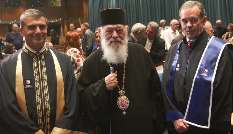 Ο-Αρχιεπίσκοπος-Ιερώνυμος-στην-τελετή-αναγόρευσης-του-Παύλου-Τσίμα-σε-επίτιμο-διδάκτορα-του-Ελληνικού-Ανοιχτού-Πανεπιστημίου