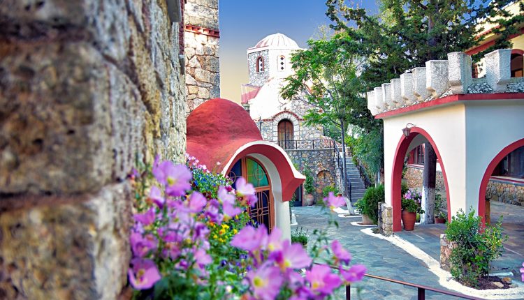 Νυχτερινή-Θεία-Λειτουργία-Άξιον-εστί-και-Αγίου-Λουκά-του-Ιατρού-στη-Μονή-Παναγίας-Χρυσοπηγής-στο-Πολυδένδρι