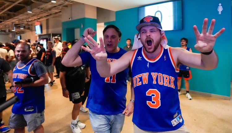 nba:-26-συλλήψεις-και-τραυματίας-αστυνομικός-μετά-τη-νέα-νίκη-των-Νικς-επί-των-Σπερς