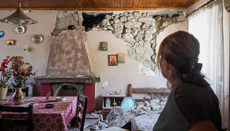 Σοκάρουν-οι-μαρτυρίες-για-τον-σεισμό-στην-Εύβοια:-«65-χρόνια-δεν-έχω-καταλάβει-κάτι-τέτοιο»-–-«Δεν-πρόλαβα-ούτε-παπούτσια-να-βάλω»