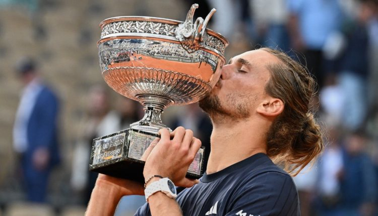 roland-garros:-«Βασιλιάς»-ο-Ζβέρεφ-έπειτα-από-τεράστια-μάχη-με-τον-Κομπόλι