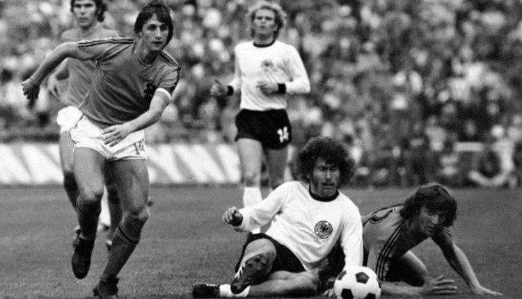 Μουντιάλ-1974:-Ο-Κρόιφ-που-έπαιζε-φορώντας-διαφορετική-φανέλα-από-την-εθνική-Ολλανδίας