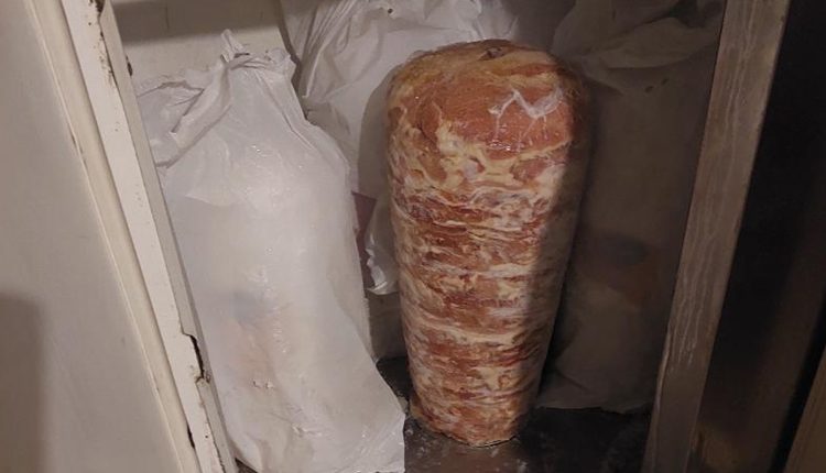 Κατάσχεση-5,3-τόνων-ακατάλληλου-κρέατος-σε-εταιρεία-των-βορείων-προαστίων-–-Το-δίκτυο-διακίνησης-έφθανε-σε-νησιά-και-ξενοδοχεία