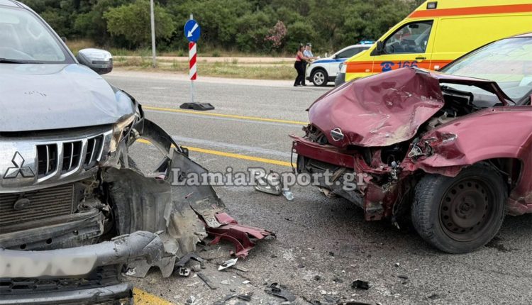 Σφοδρή-σύγκρουση-οχημάτων-στις-Θερμοπύλες-μπροστά-από-το-άγαλμα-του-Λεωνίδα,-με-δύο-τραυματίες-–-Δείτε-το-βίντεο