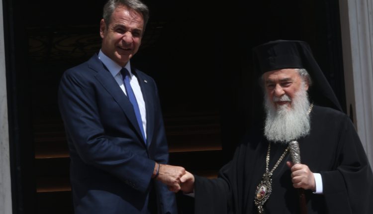 Συνάντηση-του-Πρωθυπουργού-Κυριάκου-Μητσοτάκη-με-τον-Πατριάρχη-Ιεροσολύμων