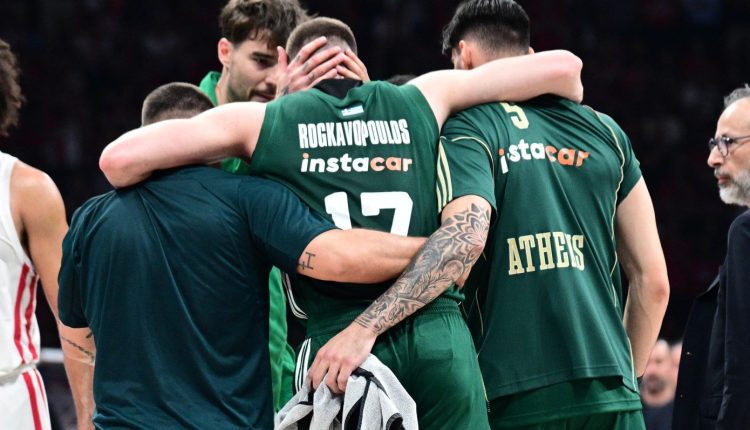 basket-league:-Αποχώρησε-υποβασταζόμενος-ο-Ρογκαβόπουλος,-χειροκροτήθηκε-από-τον-κόσμο-του-Ολυμπιακού