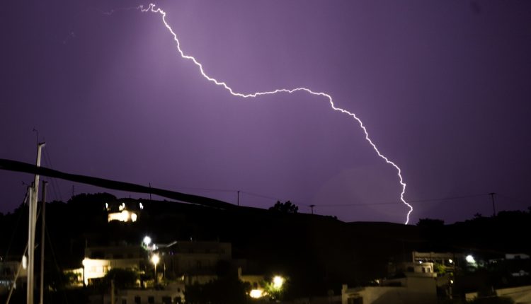 Εντυπωσιακό-σόου-κεραυνών-στη-Βόρεια-Ελλάδα-–-Επιμένει-η-κακοκαιρία-και-την-Τρίτη