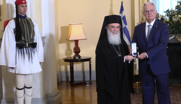 Ο-ΠτΔ-παρασημοφόρησε-τον-Αρχιεπίσκοπο-Τιβεριάδος-και-τον-Αρχιμανδρίτη-Σίλα