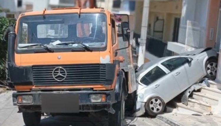 Ηλιούπολη:-Νέες-εικόνες-από-την-τρελή-πορεία-του-φορτηγού-–-Αυτοκίνητο-καρφώθηκε-σε-πολυκατοικία