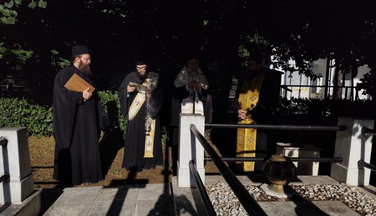 Τρισάγιο-στους-τάφους-των-μακαριστών-προκατόχων-Κυρίλλου-Α΄-και-Κυρίλλου-Β΄-τέλεσε-ο-Μητροπολίτης-Θεσσαλιώτιδος