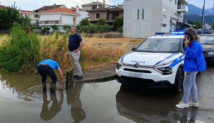 Άνοιξαν-οι-ουρανοί-στην-Τρίπολη:-Άγρια-καταιγίδα-μετέτρεψε-τους-δρόμους-σε-ποτάμια-–-Βίντεο-και-φωτογραφίες