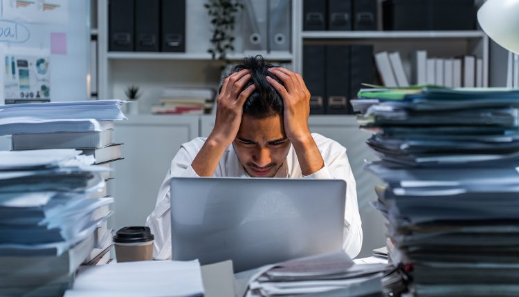 burnout-ή-απλή-υπερφόρτωση;-–-Τα-5-σημάδια-που-δείχνουν-εργασιακή-πίεση