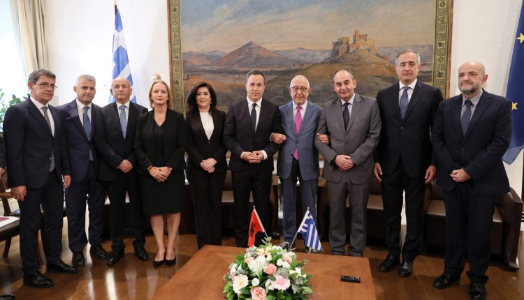 Κακλαμάνης-σε-Αλβανό-ομόλογό-του:-Οριστική-επίλυση-του-ιδιοκτησιακού-καθεστώτος-των-περιουσιών-της-ελληνικής-μειονότητας
