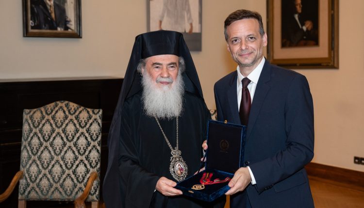 Το-Μετάλλιο-της-Πόλεως-των-Αθηνών-στον-Πατριάρχη-Ιεροσολύμων-Θεόφιλο