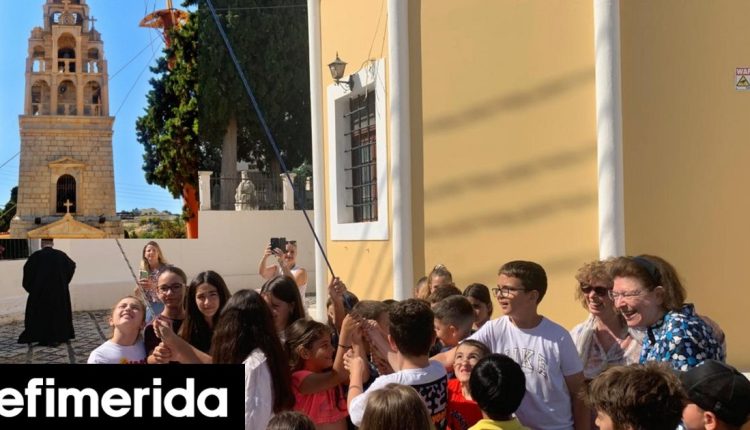 Χτύπησαν-ξανά-οι-καμπάνες-στο-εμβληματικό-κωδωνοστάσιο-των-24-μ.-στη-Σύμη-Μενδώνη:-«Μέρα-γιορτής»