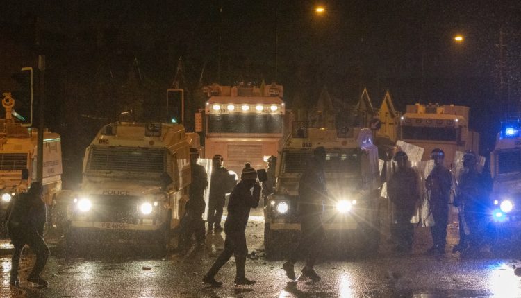 «Βράζει»-η-Β.-Ιρλανδία:-Νέα-νύκτα-διαδηλώσεων-στο-Μπέλφαστ-κατά-των-μεταναστών