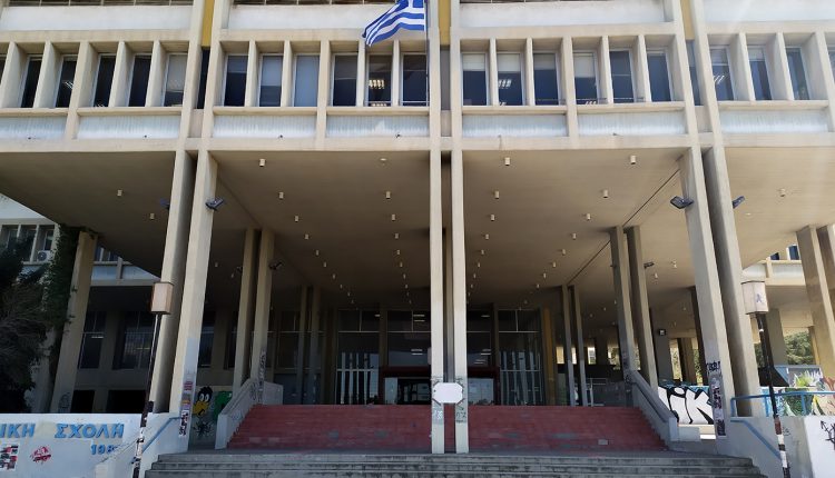 Το-ΕΚΠΑ-γίνεται-το-πρώτο-πανεπιστήμιο-που-θα-έχει-απινιδωτές-σε-όλα-τα-κτίριά-του