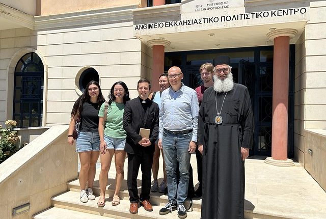 Δωρεά-αντιτύπων-Καινής-Διαθήκης-στη-Μητρόπολη-Αλεξανδρουπόλεως