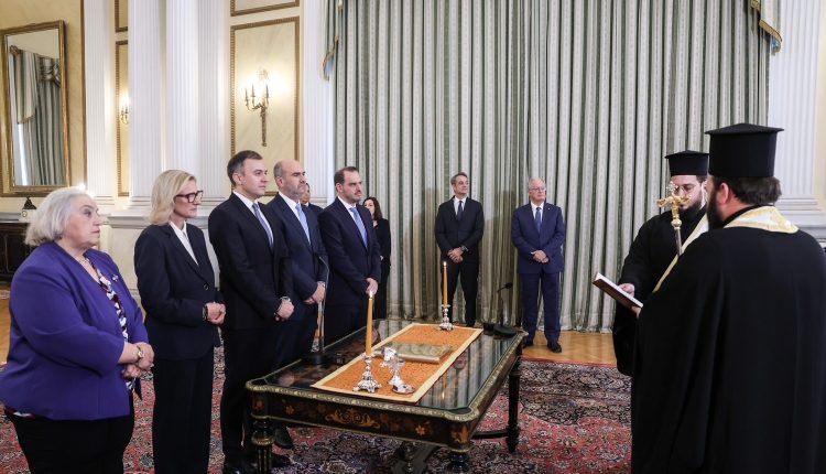 Ορκίστηκαν-τα-νέα-μέλη-της-κυβέρνησης-από-τον-Επίσκοπο-Σκιάθου