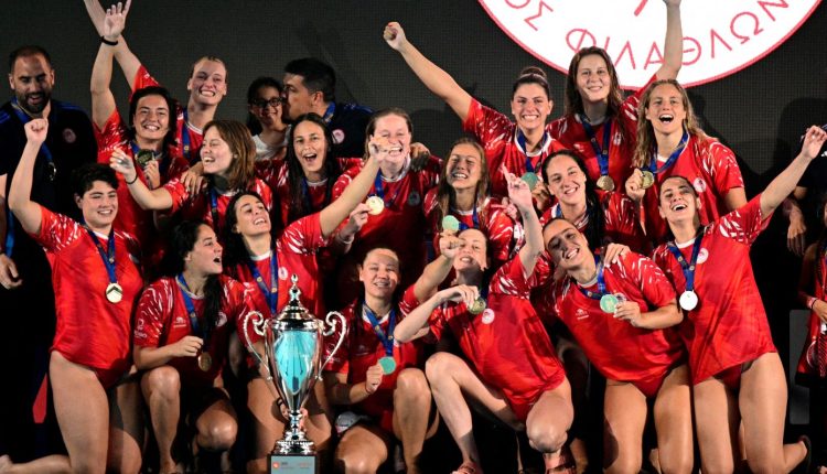 champions-league-πόλο-Γυναικών:-Η-απονομή-της-κούπας-στον-πρωταθλητή-Ευρώπης-Ολυμπιακό