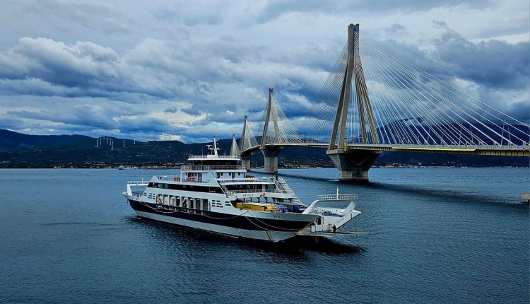 Ρίο-–-Αντίρριο:-Πώς-τα-φέρι-άντεξαν-δίπλα-στη-γέφυρα,-22-χρόνια-μετά-την-κατασκευή-της