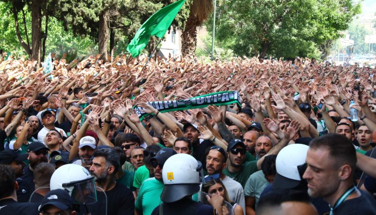 Ολυμπιακός-–-Παναθηναϊκός:-Πάνω-από-4.000-οπαδοί-των-«πράσινων»-αποθέωσαν-την-ομάδα-πριν-την-αναχώρηση-για-ΣΕΦ