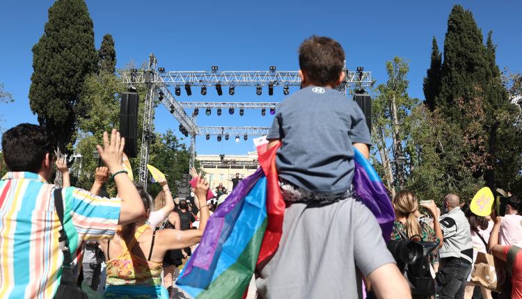 athens-pride-2026:-Πλήθος-κόσμου-στην-Αθήνα-για-τη-μεγάλη-Πορεία-Υπερηφάνειας-–-«Θέλω-να-αγαπάω-ελεύθερα»
