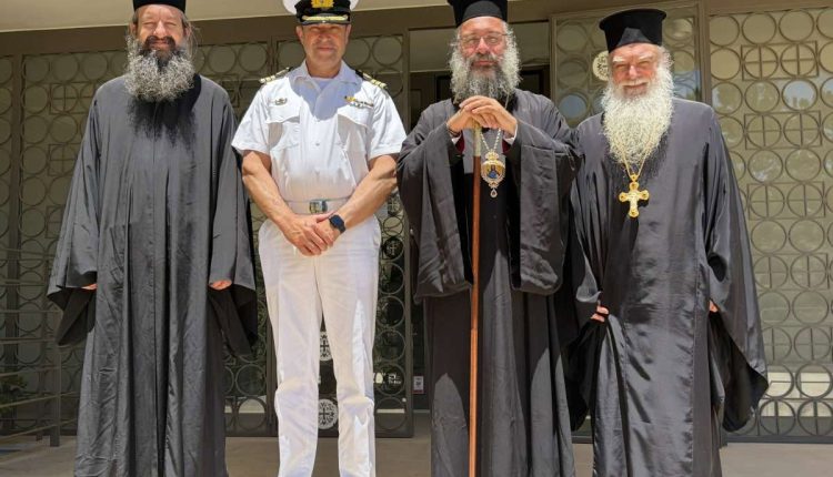 Ο-Ιερέας-του-Λιμενικού-Σώματος-στον-Μητροπολίτη-Ρεθύμνης