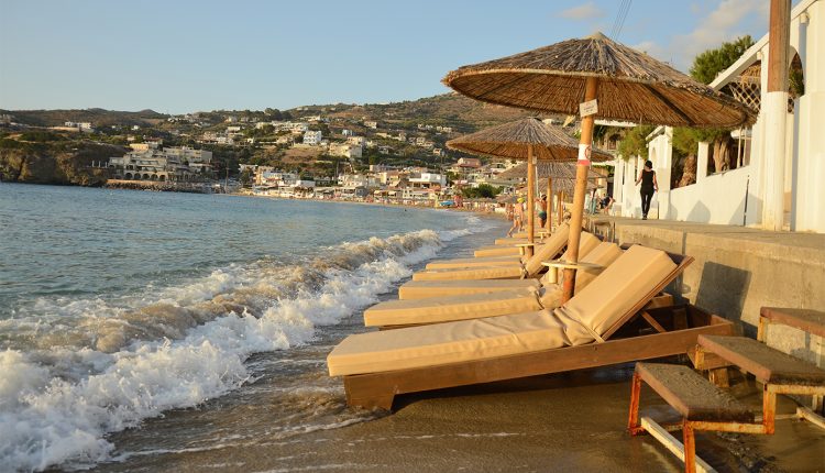 Συνελήφθη-72χρονος-στην-Ανάβυσσο-–-Είχε-τοποθετήσει-παράνομα-200-ομπρέλες-και-400-ξαπλώστρες
