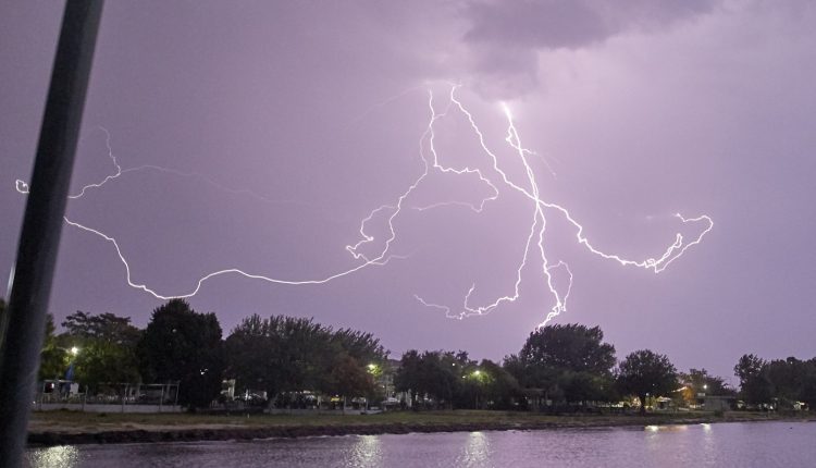 Καιρός:-Από-τους-221.000-κεραυνούς-στους-35-βαθμούς-–-Το-«ηλεκτρικό»-ξεκίνημα-του-Ιουνίου-και-η-επιστροφή-στο-καλοκαίρι
