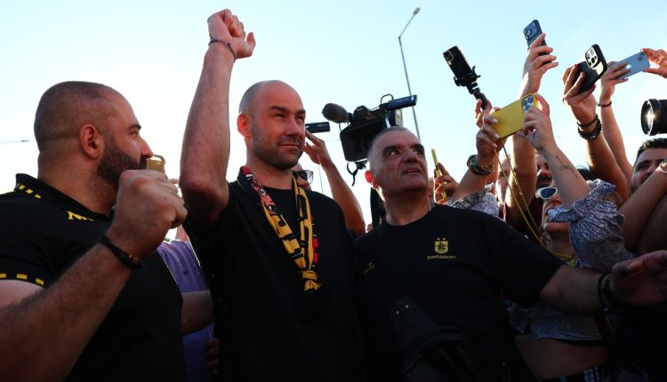 Τρέλα-στον-Άρη-για-Σπανούλη:-Χιλιάδες-οπαδοί-τον-υποδέχθηκαν-στο-αεροδρόμιο-«Μακεδονία»
