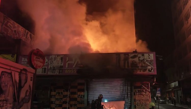 Βίντεο-από-τη-μεγάλη-φωτιά-που-ξέσπασε-σε-συγκρότημα-καταστημάτων-στην-Ομόνοια