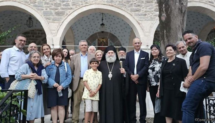 Ο-Μάνης-Χρυσόστομος-με-ομάδα-επιστημόνων-προσκυνητής-στη-Χρυσολεόντισσα-και-στον-Άγιο-Νεκτάριο-στην-Αίγινα