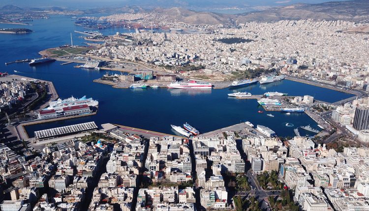 Αδιευκρίνιστα-τα-αίτια-πτώσης-γυναίκας-στη-θάλασσα-στο-λιμάνι-του-Πειραιά-–-Έρευνες-για-το-τι-συνέβη