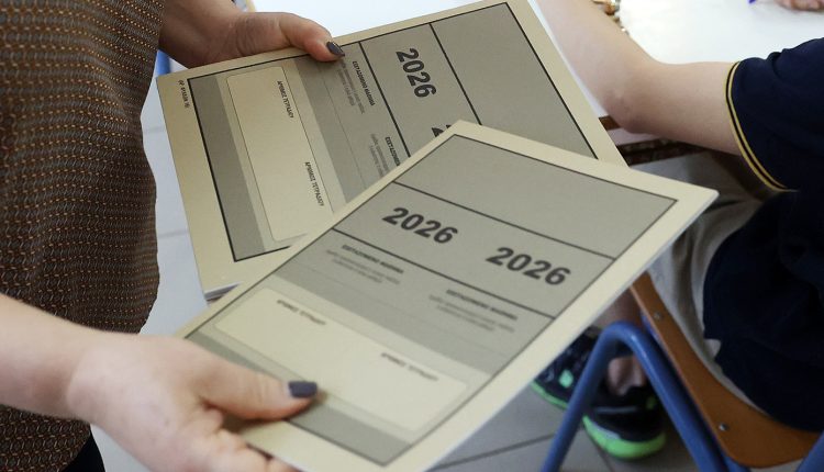 Πανελλήνιες-2026:-Άνοιξε-η-πλατφόρμα-για-τα-αποτελέσματα-των-εξετάσεων-με-sms-–-Η-διαδικασία-που-πρέπει-να-ακολουθήσουν-οι-υποψήφιοι