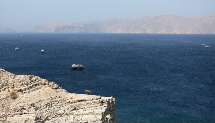 Ντ.Τραμπ:-Τα-Στενά-του-Ορμούζ-θα-είναι-«εντελώς-ανοικτά»-την-Παρασκευή