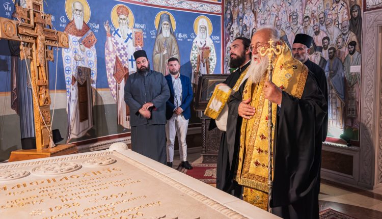 Τρισάγιο-στον-τάφο-του-μακαριστού-Μαυροβουνίου-Αμφιλοχίου-τέλεσε-ο-Κερκύρας-Νεκτάριος