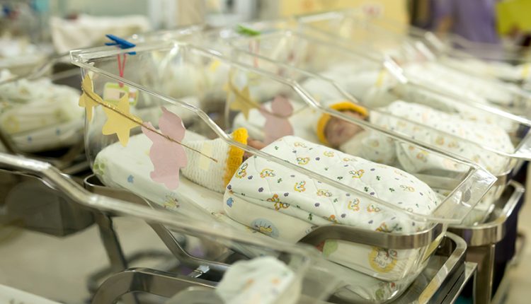 Γεννήθηκαν-2.873-λιγότερα-παιδιά-πέρυσι-στην-Ελλάδα-–-Τα-στοιχεία-ανά-περιφέρεια,-πού-καταγράφηκαν-οι-μεγαλύτερες-μειώσεις