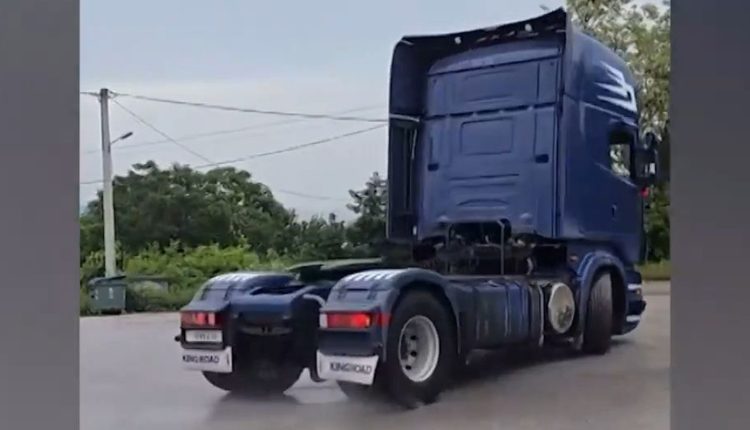 Εγκληματικά-drift-με-τράκτορα-για-τα-«likes»-στο-διαδίκτυο-–-Η-ωμή-παραδοχή-ενός-οδηγού-–-Δείτε-βίντεο